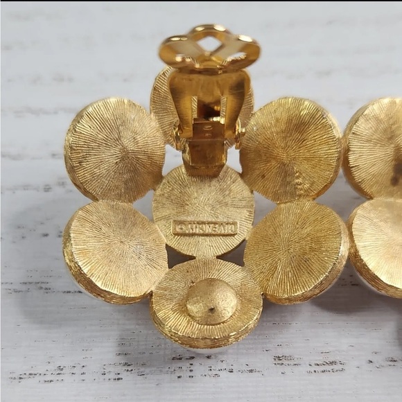 VINTAGE Givenchy Gold Tone Faux Pearl Flower Cluster Clip on Earrings - Picture 3 of 10